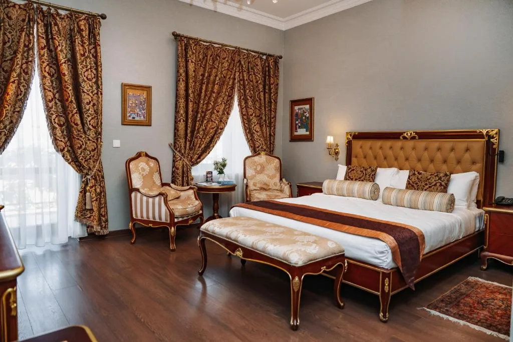 Pokój gościnny z łóżkiem małżeńskim i klasycznymi meblami, Shah Palace Hotel w Baku, Azerbejdżan