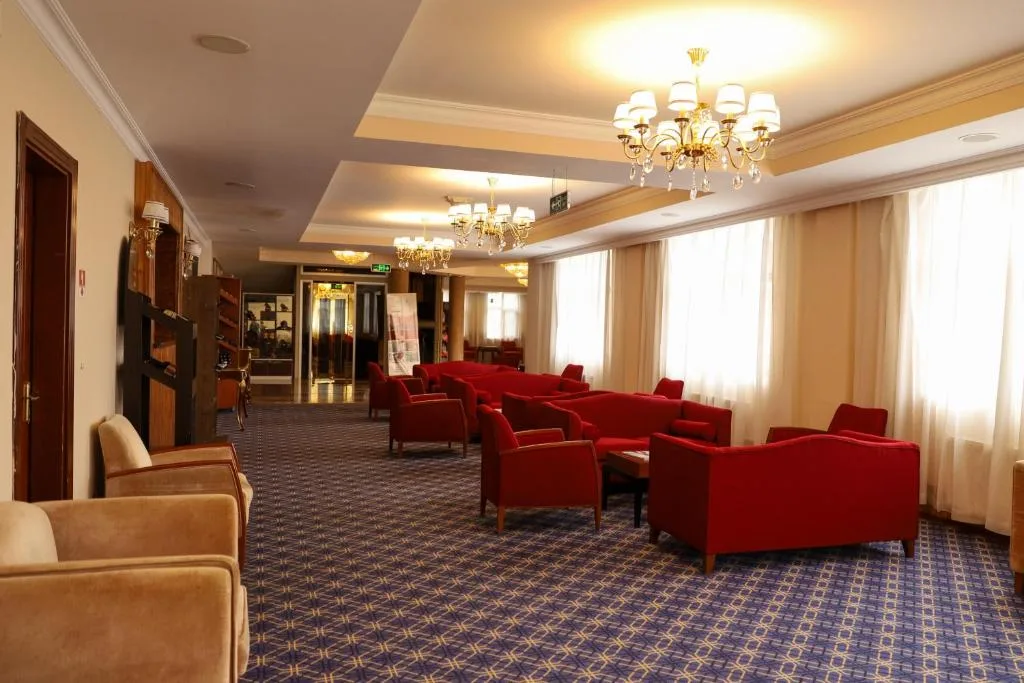 Lobby z czerwonymi sofami, Sheki Palace w Szeki, Azerbejdżan