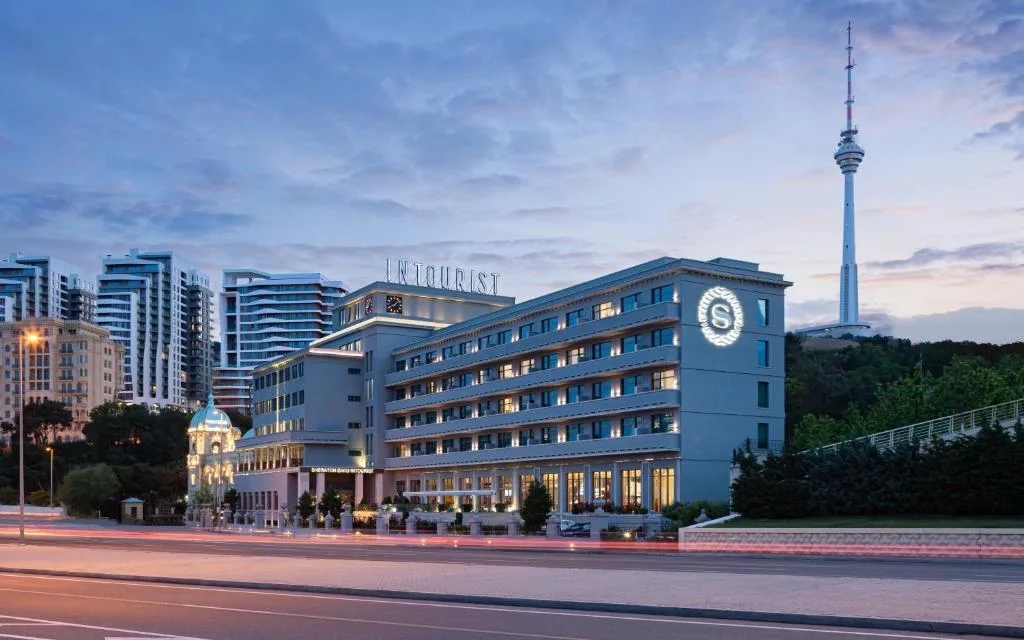 Budynek o zmierzchu, Sheraton Baku Intourist w Baku, Azerbejdżan