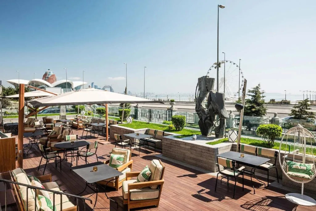 Taras z miejscami siedzącymi na świeżym powietrzu, Sheraton Baku Intourist w Baku, Azerbejdżan