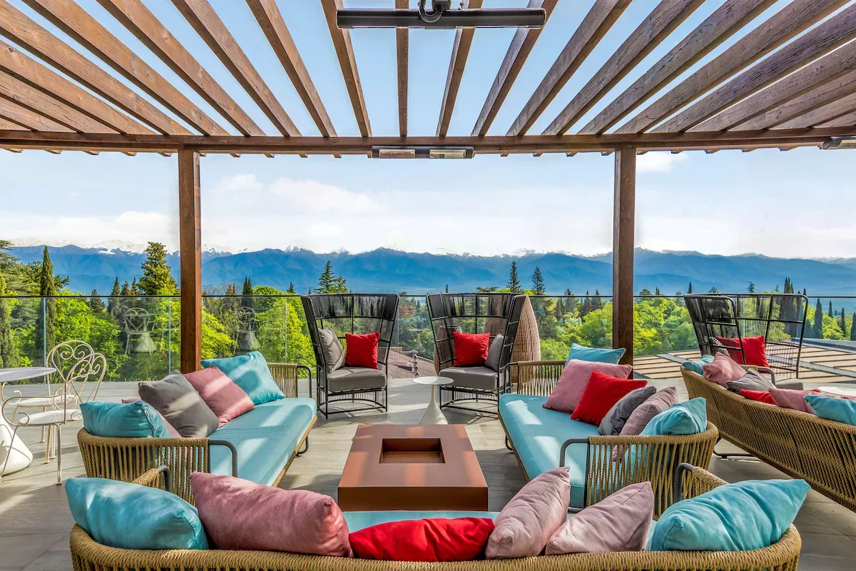 Lounge-Terrasse im Freien im Tsinandali Estate, A Radisson Collection Hotel mit Bergblick