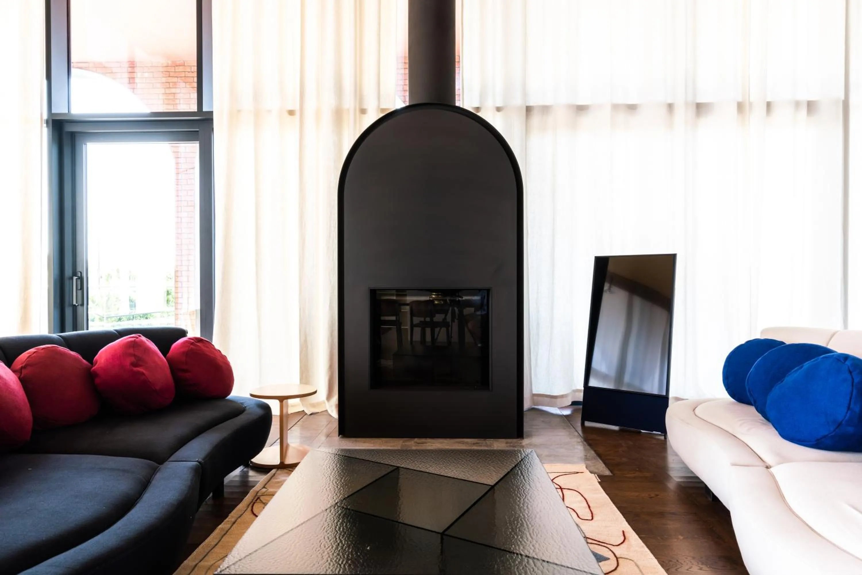 Lobby a odpočinkový prostor hotelu Tsinandali Estate s elegantním interiérem