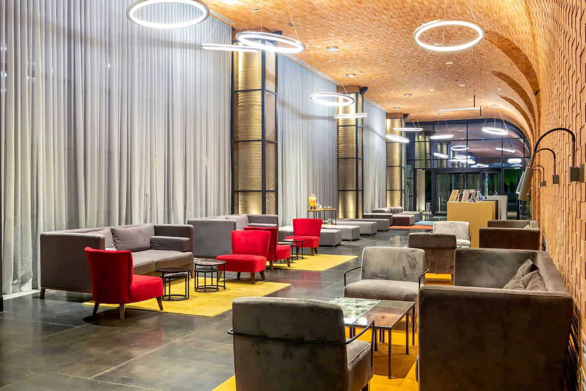 Lobbylounge des Tsinandali Estate, A Radisson Collection Hotel mit gewölbter Ziegeldecke