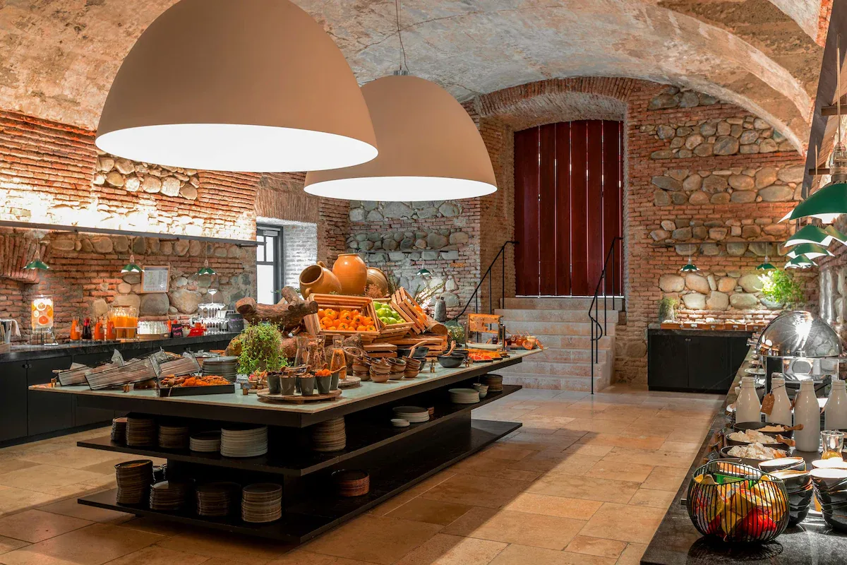 Frühstücksrestaurant im Tsinandali Estate, A Radisson Collection Hotel in einem umgebauten Gewölbekeller