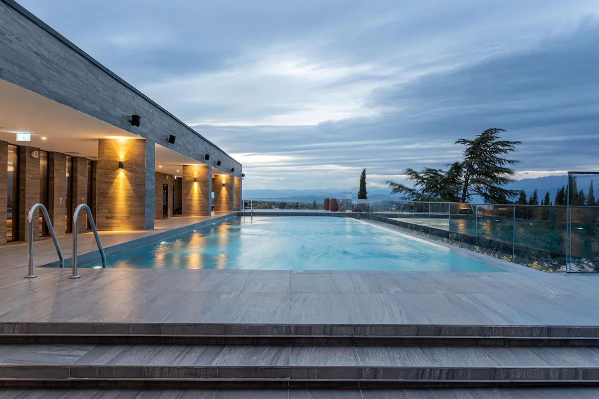Überdachter Swimmingpool im Tsinandali Estate, A Radisson Collection Hotel mit ausfahrbarem Glasdach