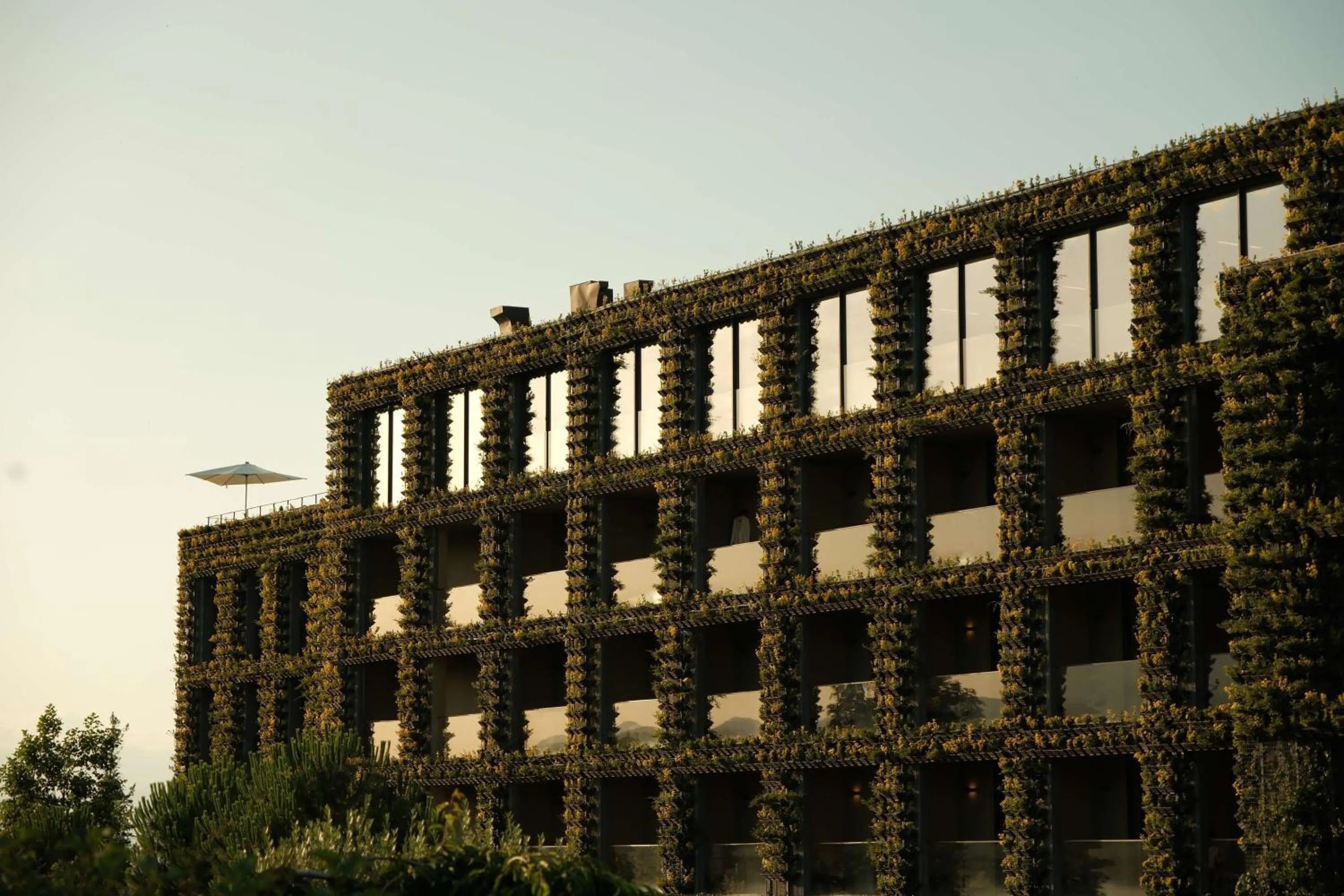 Majestátní exteriér hotelu Tsinandali Estate, A Radisson Collection Hotel, obklopený historickými zahradami, Telavi