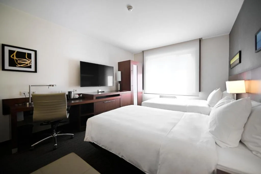Chambre du Yerevan Place Hotel avec lits jumeaux et espace de travail