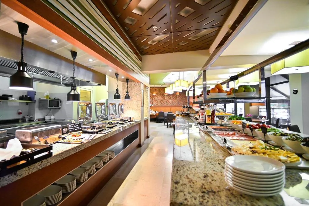 Restaurant buffet du petit-déjeuner au Yerevan Place Hotel, Erevan