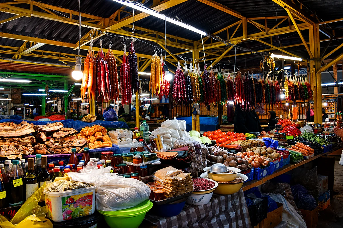 Churchkhela y puestos de productos frescos en el Bazar Verde de Kutaisi, Imereti, Georgia