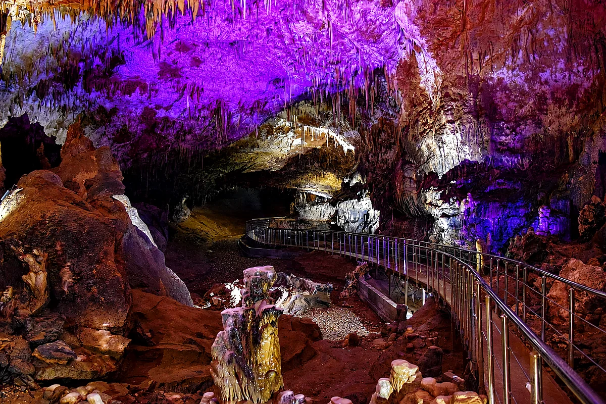 Una pasarela iluminada atraviesa una sala de estalactitas de la cueva de Prometeo cerca de Tskaltubo, Imereti, Georgia