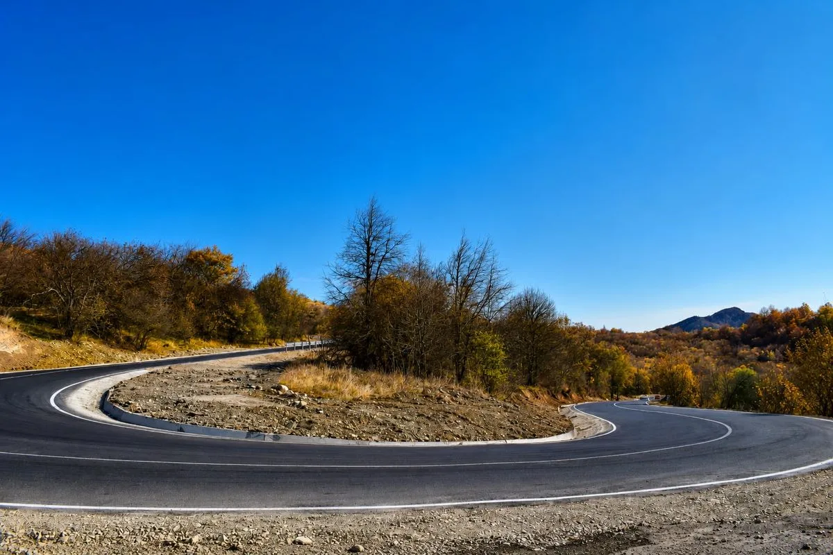 Un virage de la route du col de Gombori en automne, Kakheti, Géorgie