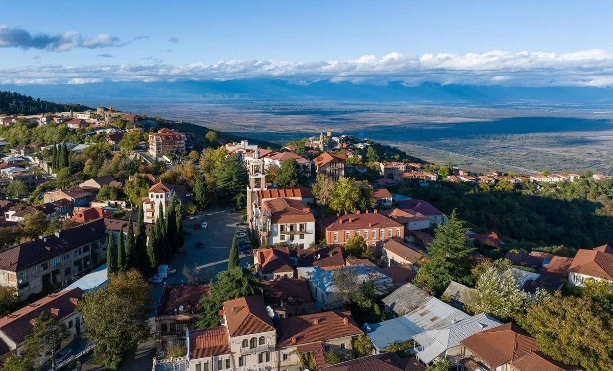Les toits de tuiles de Sighnaghi sur sa crête au-dessus de la vallée de l'Alazani, Kakheti, Géorgie