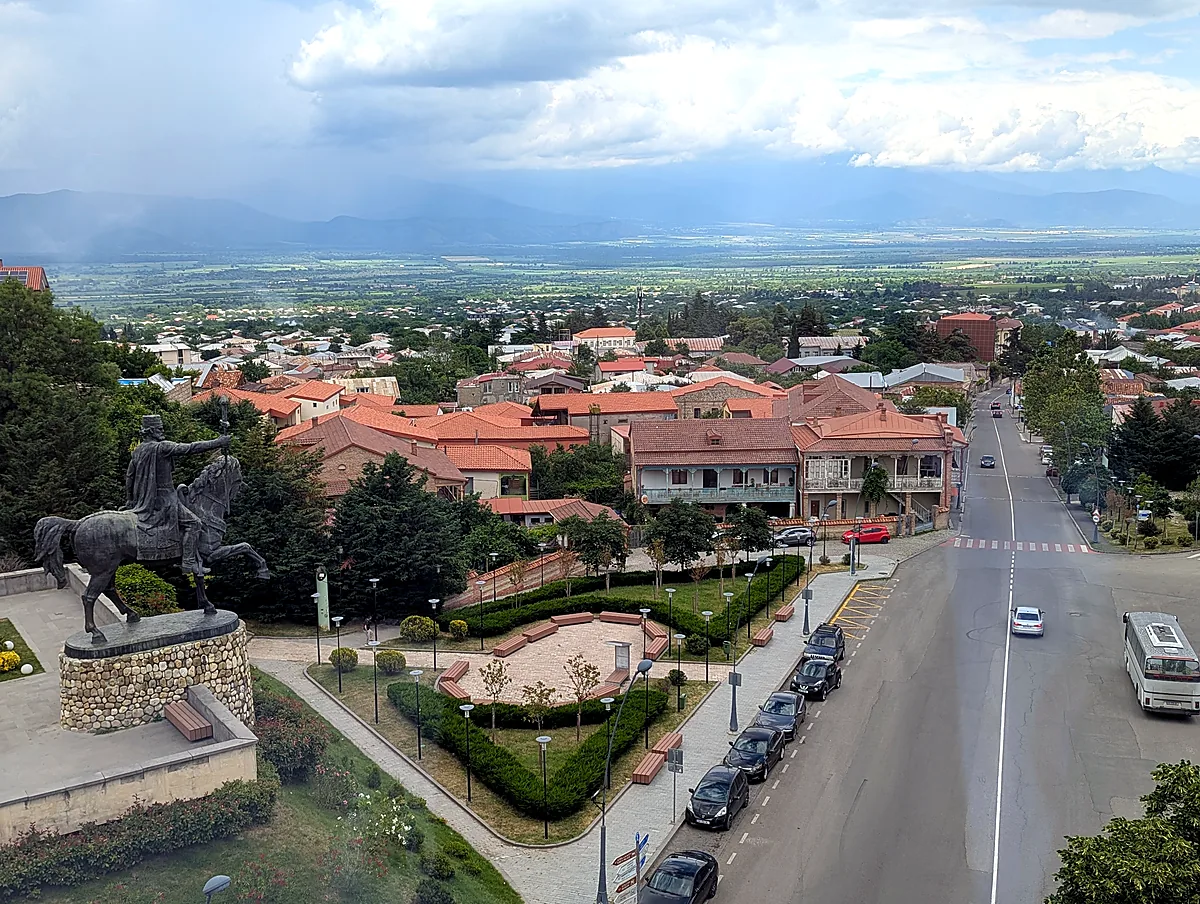De oude stad van Telavi gezien vanaf het monument voor koning Erekle II, Kakheti, Georgië