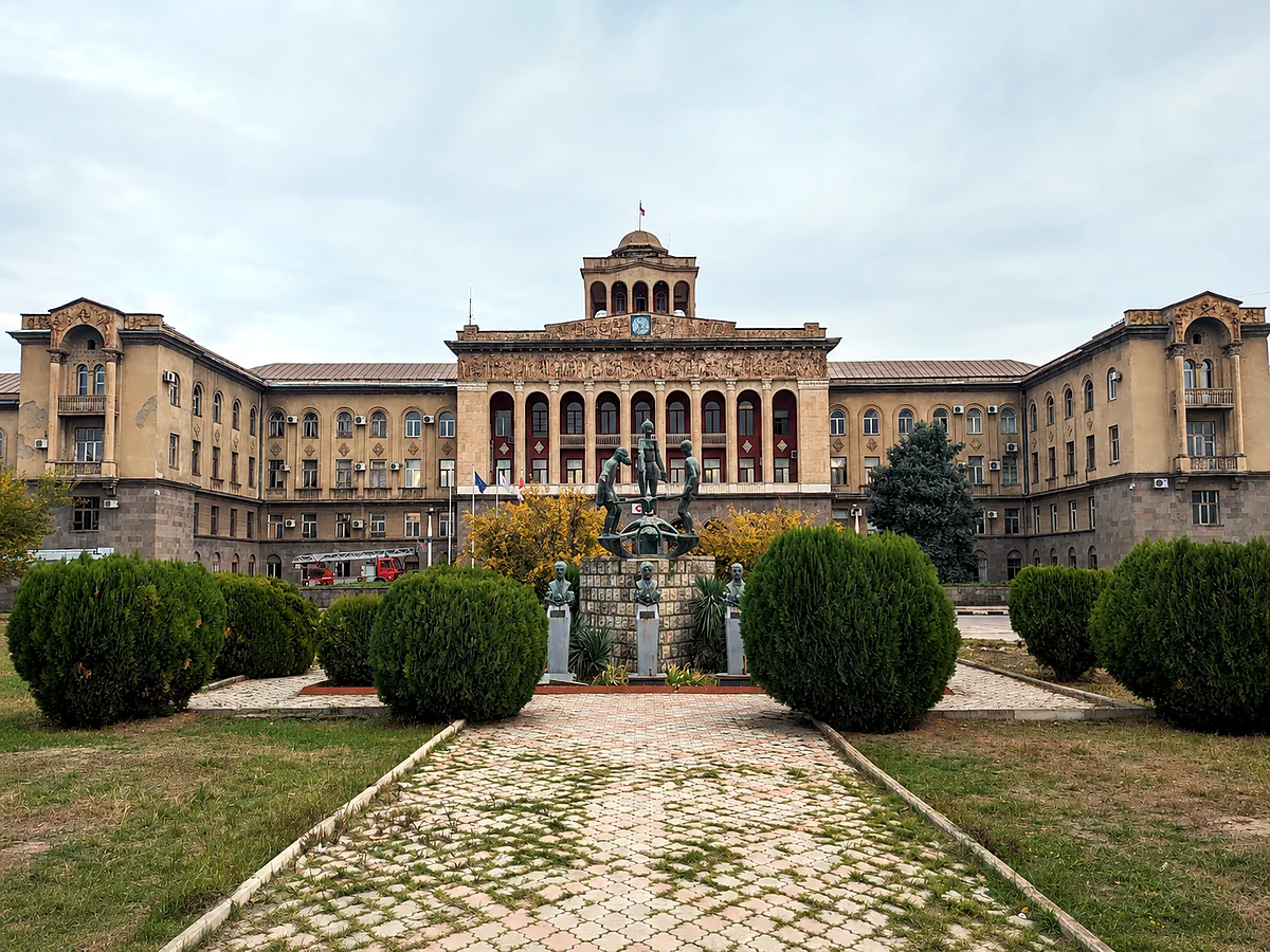 El edificio administrativo de época soviética de la planta metalúrgica de Rustavi, Kvemo Kartli, Georgia