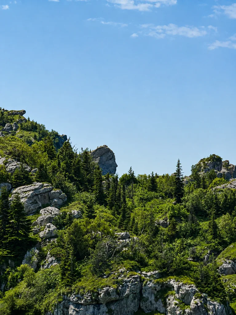 Affleurements calcaires rocheux le long de la crête du massif de Khvamli en Letchkhoumi, Géorgie