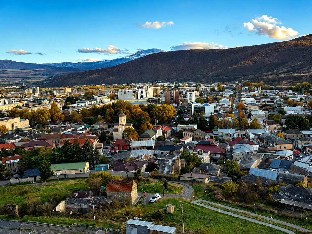 Střechy Gori pod okolními kopci na podzim, Shida Kartli, Gruzie