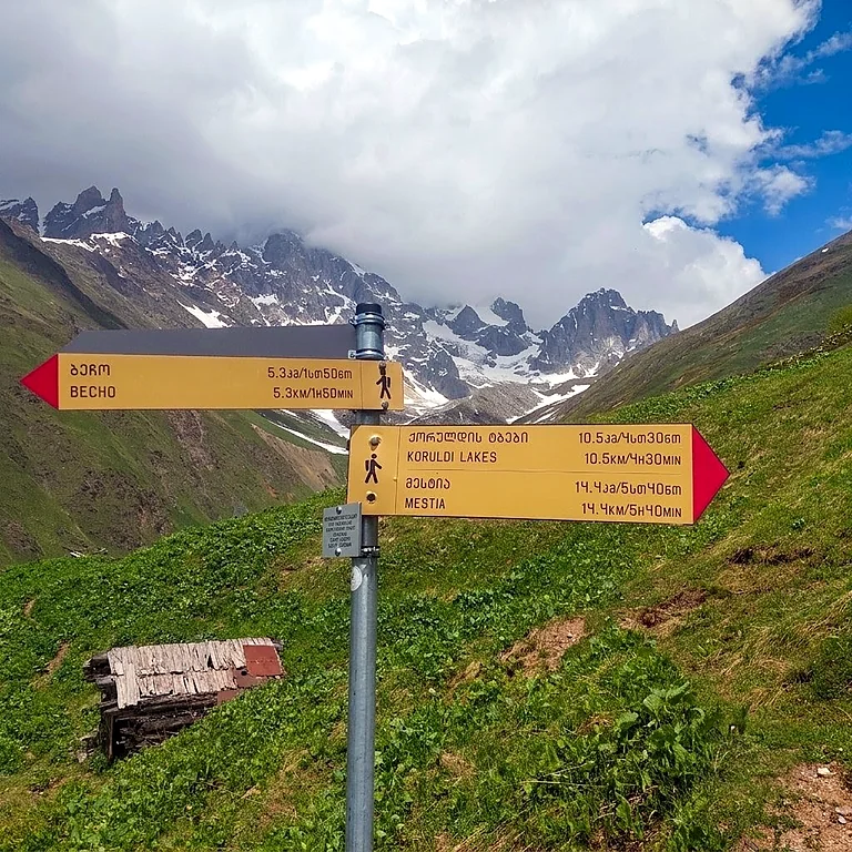 Ein Wanderweg-Wegweiser oberhalb von Mestia, Swanetien, Georgien