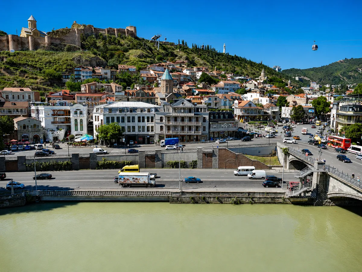 Blick über den Kura-Fluss zur Narikala-Festung und Alt-Tiflis, Georgien