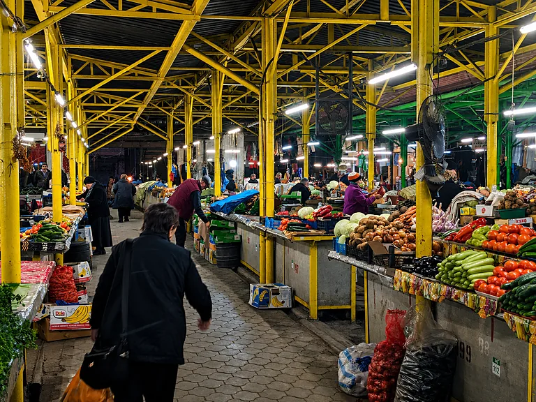 Frische-Marktstände unter dem gelben Stahldach des Grünen Basars von Kutaissi, Georgien