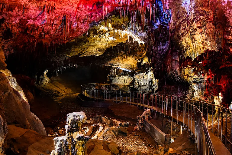 Beleuchtete Stalaktiten und Steg in der Prometheus-Höhle bei Kutaissi, Georgien