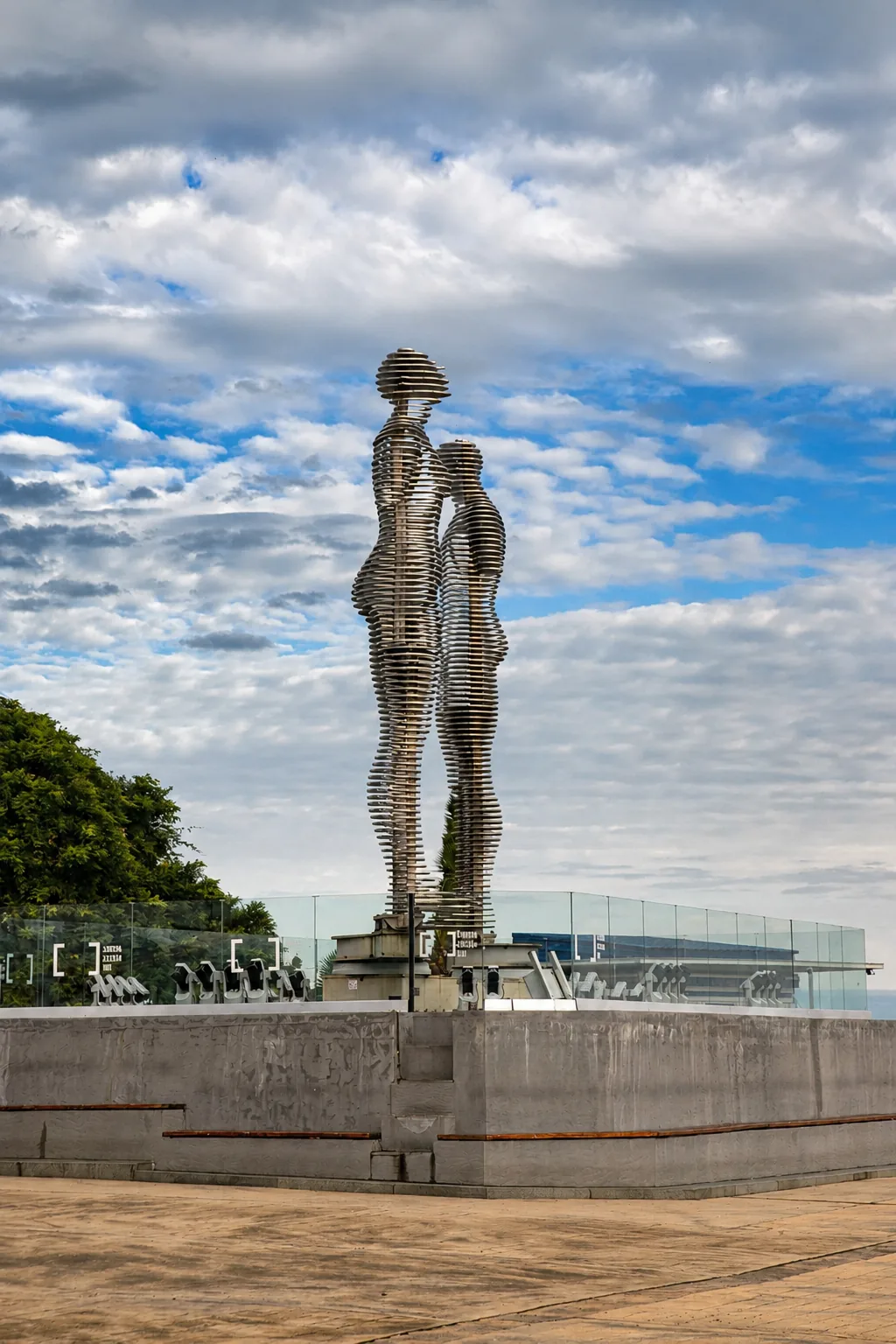 Die bewegliche Stahlstatue Ali und Nino an der Uferpromenade von Batumi, Georgien